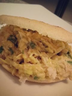 Una foto de Reina Pepiada (arepa venezolana)