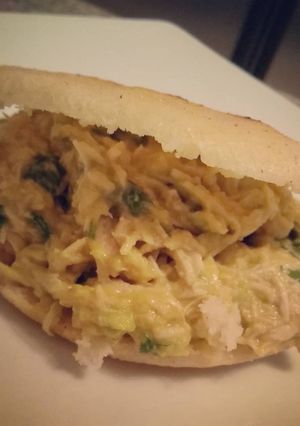Una foto de Reina Pepiada (arepa venezolana)