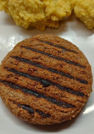 Una foto de Hamburguesas de porotos blancos con hongos de pino