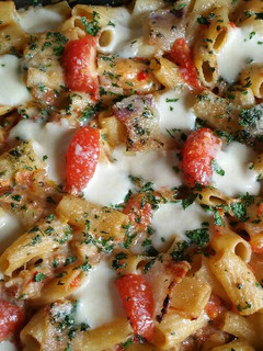Una foto de Macarrones mixtos de mariscos y tocino con bechamel