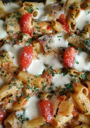Una foto de Macarrones mixtos de mariscos y tocino con bechamel