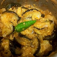 A picture of Baigan bujia 🍆🍆🧅.