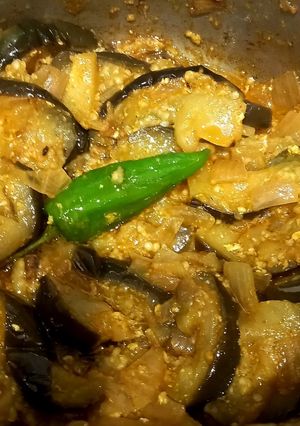 A picture of Baigan bujia 🍆🍆🧅.