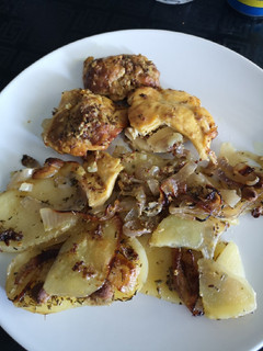 Una foto de Pollo a la mostaza con patatas y cebolla
