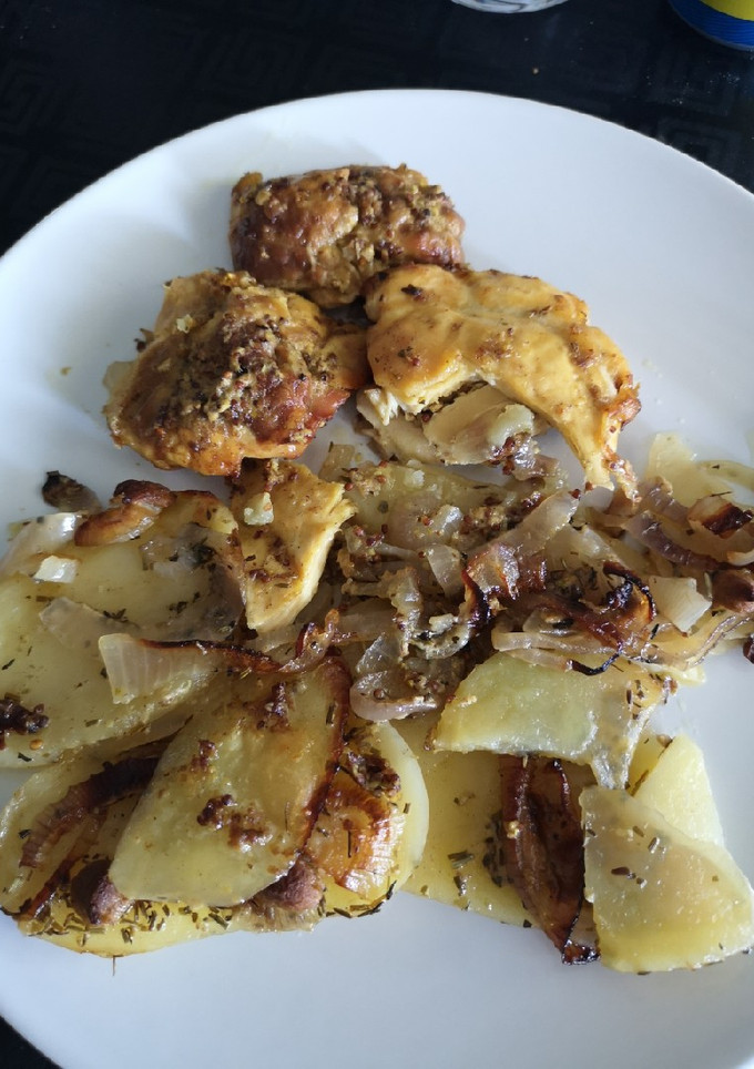 Una foto de Pollo a la mostaza con patatas y cebolla