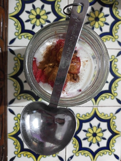 Una foto de Kéfir con avena y frutos rojos 🥛🍓🍒