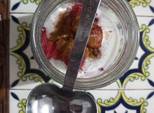 Una foto de Kéfir con avena y frutos rojos 🥛🍓🍒