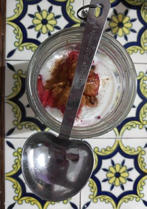 Una foto de Kéfir con avena y frutos rojos 🥛🍓🍒