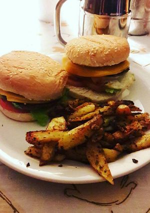 Una foto de Hamburguesas con Papas rústicas