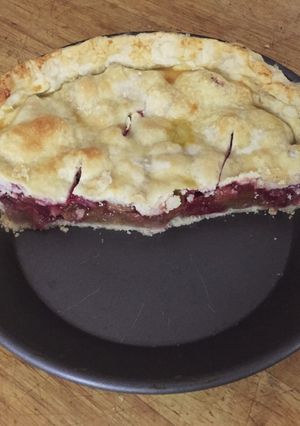 A picture of Strawberry Rhubarb Pie.