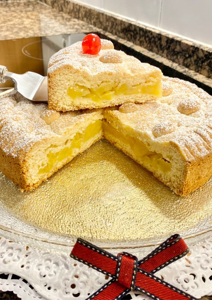 Una foto de Pastel rústico al Limoncello con manzana caramelizada