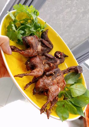 Hình của món Chim cút sa tế bỏ lò.