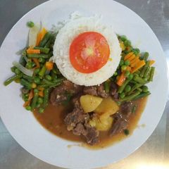 A picture of Braised rice with beef goulash and fried vegetabl1.