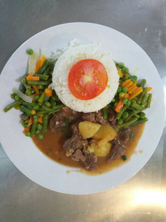 A picture of Braised rice with beef goulash and fried vegetabl1.