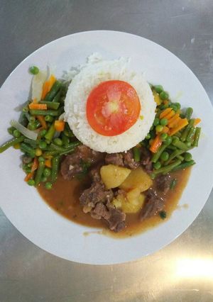 A picture of Braised rice with beef goulash and fried vegetabl1.