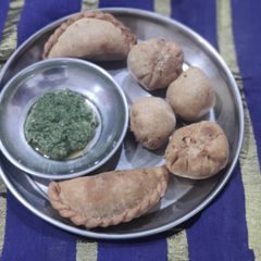 A picture of (Lilva ni kachori)green peas kachori.