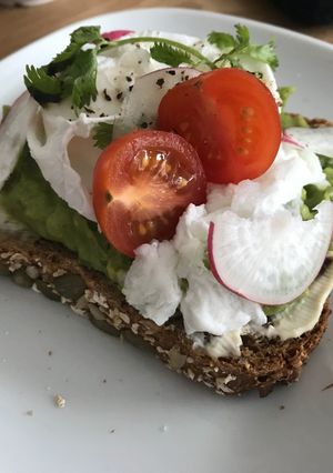 Foto resep Egg Benedict with avocado