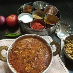 A picture of Kidney beans in tomato gravy.