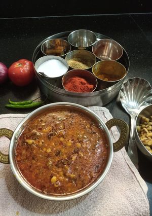 A picture of Kidney beans in tomato gravy.