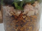 Una foto de ensalada en tarro