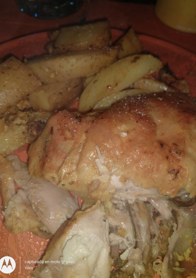 Una foto de Pollo "entalcado" con papas rústicas