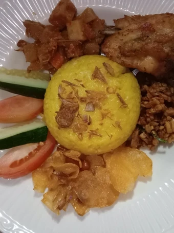 Cara Gampang Menyiapkan Resep  Nasi Kuning Simple Magic Com yang Bisa Manjain Lidah, Enak