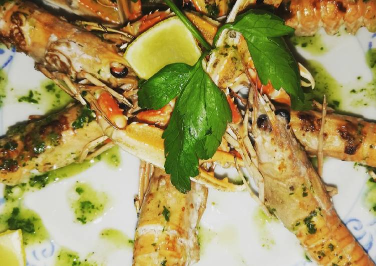 Scampi grigliati in salsa verde