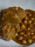 Manitas de cerdo en salsa con garbanzos