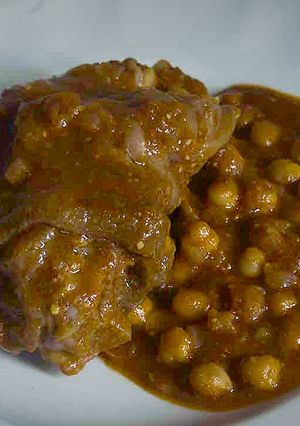 Una foto de Manitas de cerdo en salsa con garbanzos