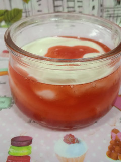 Una foto de Yogurt con coulis de fresas