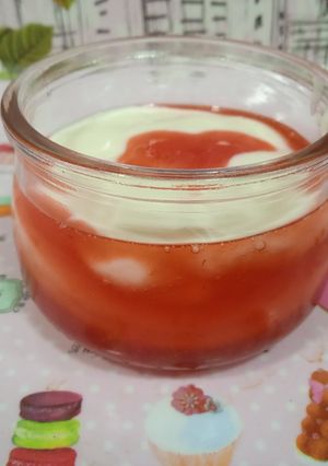 Una foto de Yogurt con coulis de fresas