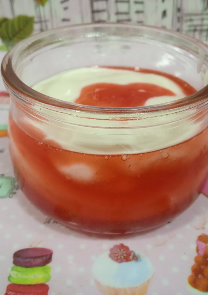 Una foto de Yogurt con coulis de fresas
