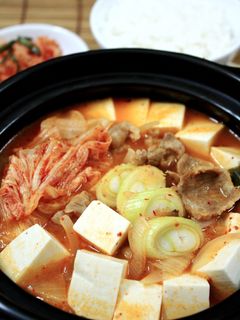 Hình của món Canh kim chi đậu hũ Hàn Quốc.