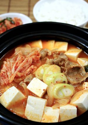 Hình của món Canh kim chi đậu hũ Hàn Quốc.