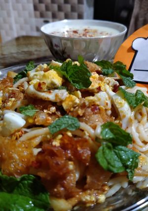 A picture of Khowsey with white curry.