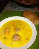 Caldo de verduras y bolitas de carne (Ciorba de perisoare)