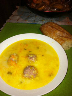 Una foto de Caldo de verduras y bolitas de carne (Ciorba de perisoare)
