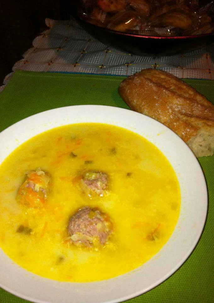 Una foto de Caldo de verduras y bolitas de carne (Ciorba de perisoare)