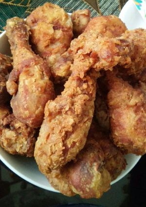 Una foto de Muslos bates de pollo fritos