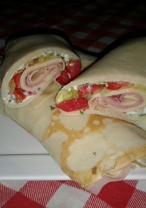 Una foto de Roll de jamón, queso y verdura 😍