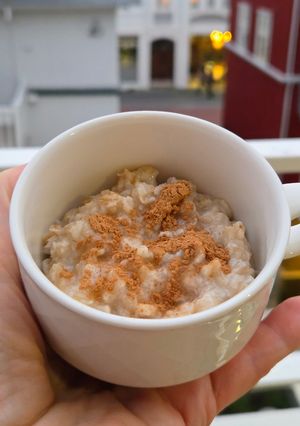 Una foto de Avena trasnochada con coco rallado y canela de Ceilán molida