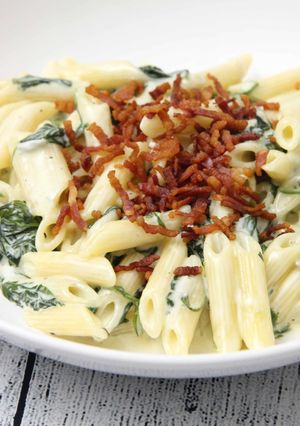 Spenótos-kéksajtos penne recept fotója
