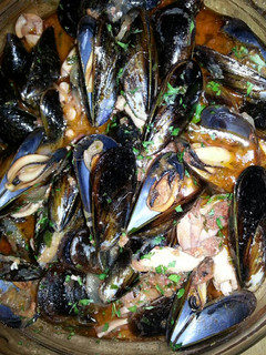 Una foto de Mejillones y calamares con salsa de tomate