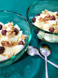 Una foto de Postre de manzana con yogur y albaricoque