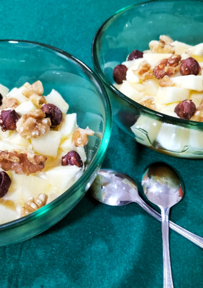 Una foto de Postre de manzana con yogur y albaricoque