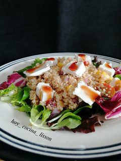 Una foto de Ensalada de quinoa con queso de cabra