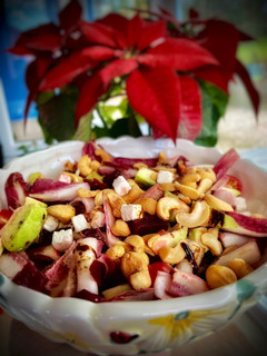 Foto principal de Ensalada de endivias rojas, remolacha, aguacate y queso Keos