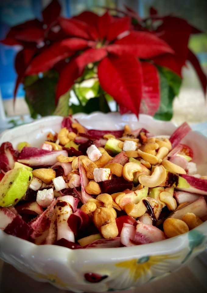 Una foto de Ensalada de endivias rojas, remolacha, aguacate y queso Keos