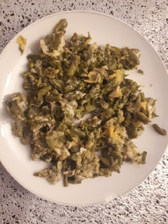 Una foto de Espárragos revueltos con ajo y huevo