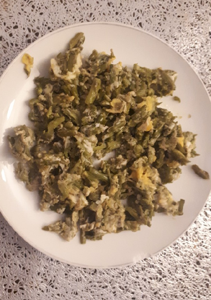 Una foto de Espárragos revueltos con ajo y huevo